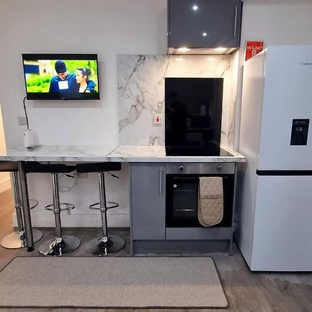 2 Bed Cosy Flat Close To Bus & Tube Station Лондон Экстерьер фото