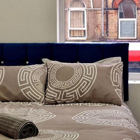 2 Bed Cosy Flat Close To Bus & Tube Station Лондон Экстерьер фото