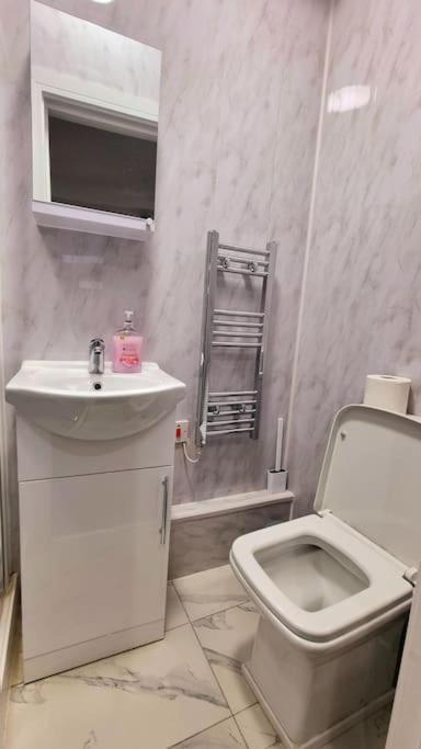 2 Bed Cosy Flat Close To Bus & Tube Station Лондон Экстерьер фото