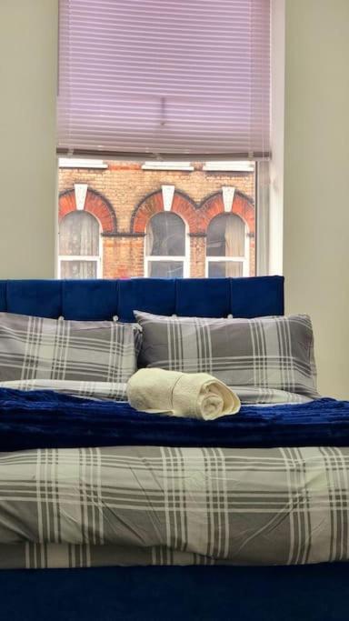 2 Bed Cosy Flat Close To Bus & Tube Station Лондон Экстерьер фото