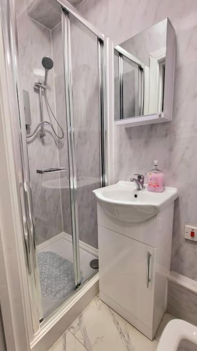 2 Bed Cosy Flat Close To Bus & Tube Station Лондон Экстерьер фото